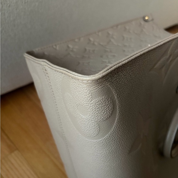 Authentic Louis Vuitton Turtledove Giant Monogram On the Go MM Tote - Picture 11 of 16